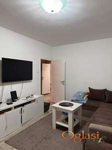 KOMPLETNO NAMEŠTEN TROSOBAN STAN NA DETELINARI