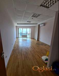 Stan/poslovni apartman u zgradi Metalno