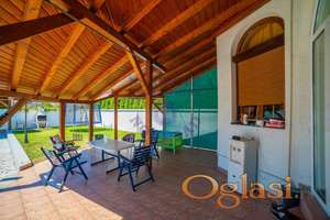 Kuća se nalazi na dobro poznatoj lokaciji, jako blizu centra.