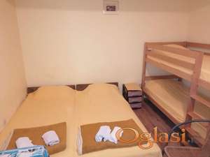 Izdajem cetvorokrevetni studio-apartman u Djenovicima
