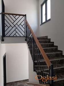 Poslovna zgrada sa dve odvojene identične jedinice-prizemlje i sprat