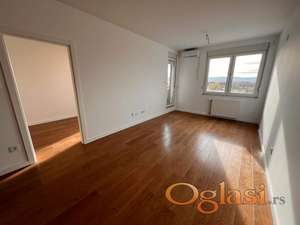 Nov, polunamešten stan u Square Gardenu