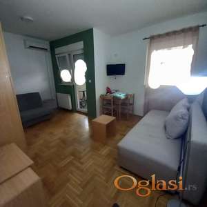 PODBARA - UKNJIŽENA GARSONJERA - PRODAJE SE KOMPLET NAMEŠTEN - USELJIVO ODMAH!!! POZOVITE!!!