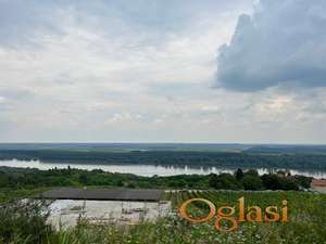 Plac na vrhu Slankamena, pogled na Dunav