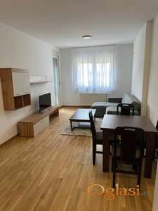 ODLICAN NOV STAN SA PARKING MESTOM