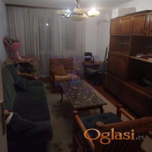 Trosoban stan na Železničkoj stanici.