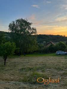 Prelep plac na Ledincima sa delom pod šumom