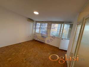 Svetao i funkcionalan dvosoban stan na odličnoj lokaciji na Limanu 3.