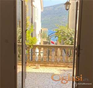 Đenovići 2. red - kuća s parcelom od 1.217 m2