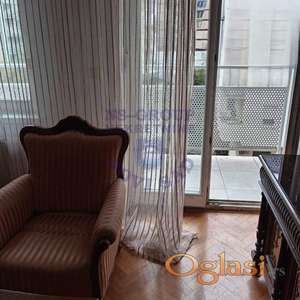 Iznajmljuje se namešten stan od 33 m² na Bulevaru, u blizini centra grada.