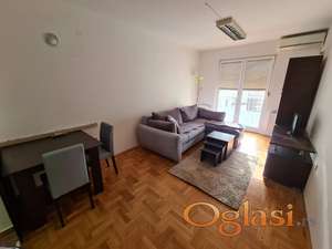 ODLIČNA LOKACIJA, ULICA LASLA GALA SA PARKING MESTOM U DVORIŠTU. SLOBODAN OD 01.04.