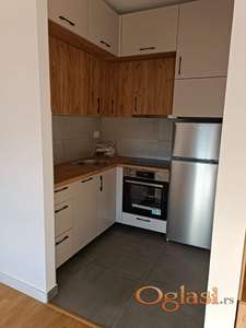 NOV, SKROZ ILI POLUNAMESTEN JEDNOIPOSOBAN STAN, KNEZEV PARK