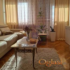 Izdaje se lep i potpuno renoviran trosoban stan površine 55 m², smešten u blizini Železničke stanice.