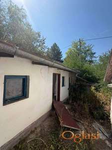 Rakovac plac 1081m2 sa objektima, prelep pogled HITNO!