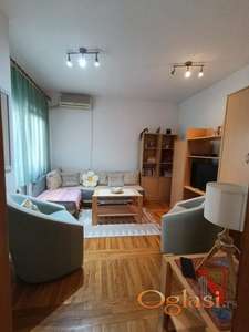 CENTAR NOV STAN SA PARKINGOM 400E NIJE ZA STRANCE!!!