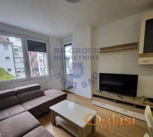 Izdaje se trosoban stan od 60m² na Bulevaru, u potpuno novoj, tek useljenoj zgradi.