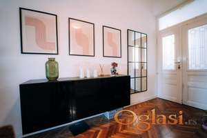 Prostoran salonski stan sa pogledom na Petrovaradinsku tvrdjavu, Dunav, mostove. Odlicna lokacija