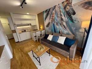 Luksuzna garsonjera na Detelinari ! Kopernikova! Može kredit za mlade