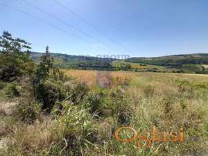 Plac na odličnoj poziciji za bavljenje vinskim turizmom.