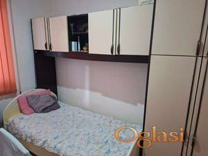 Izdajem jednokrevetnu sobu u centru Kragujevca