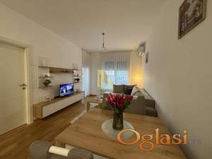 Moderan, nov, namešten dvosoban stan na Aveniji