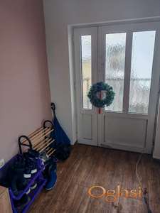 Izdajem kucu u centru Futoga