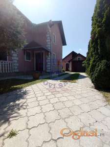Prelepa porodična kuća u Veterniku