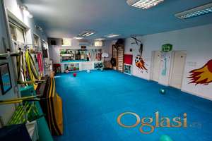 Izdaje se višenamenski opremljen prostor/sala od 80 m2