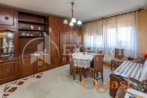 Trosoban  stan  na  Sinđelićevom trgu, III sprat, 66 m2  plus lođe