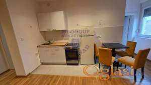 Odlična nekretnina, na odličnoj lokaciji u Petrovaradinu, u zgradi staroj par godina.