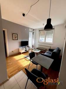 Kompletno namešten jednoiposoban stan u zgradi koju je gradio renomirani investitor, Cara Dušana