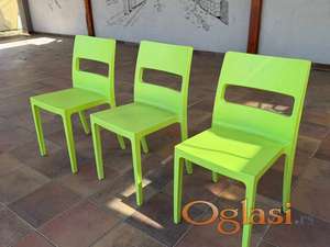 Na prodaju 3 plastične stolice – 50€ ZA SVE