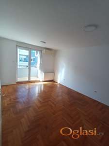 Prazan stan 100m2 sa opremljenom kuhinjom,odlična lokacija!