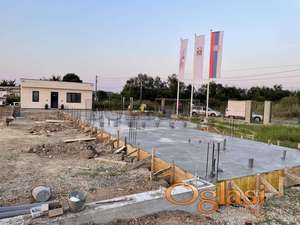 Kragujevac, industrijska zona – građevinsko zemljište 7611 m2, sa priključcima, građevinskom dozvolom i započetim objektima