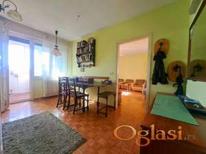 CENTAR, KEJ 42m2 JEDNOIPOSOBAN, UKNJIŽEN