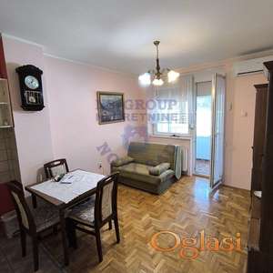 Na Grbavici se izdaje potpuno nameštena garsonjera od 24m², smeštena na petom spratu zgrade sa liftom i biciklanom.