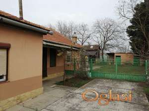 STARIJA KUĆA NA VELIKOM PLACU