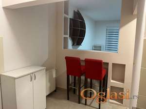 Izdajem stan u centru – 28 m² + terasa, renoviran, parking, video nadzor