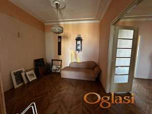 Salonac na korak do pozorišta i pešačke zone