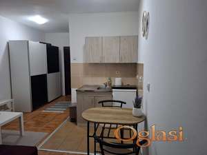 NAMEŠTENA GARSONJERA, Parking za stanare u dvorištu, Nova Detelinara