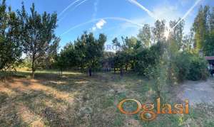 Plac na ulazu u Kać