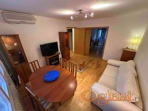 CENTAR IZDAJE SE DVOSOBAN NAMEŠTEN STAN