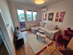 KOMPLETNO NAMEŠTEN!