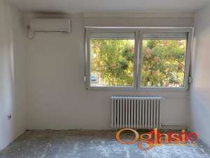 TROIPOSOBAN STAN NA AVIJACIJI – 74 m², DVOSTRANO ORIJENTISAN, VELIKI POTENCIJAL!