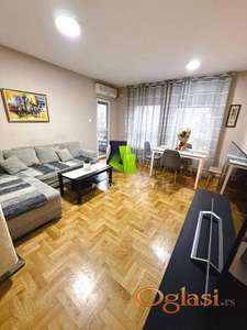 Lep trosoban stan na atraktivnoj lokaciji na Bulevaru Nemanjića ID#7606