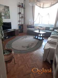 Jednoiposoban, namešten salonski stan, Stari grad