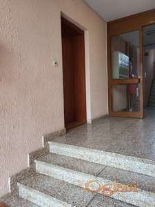 Jednosoban stan izdvojen na visokom prizemlju sa 5 stepenica bez posrednika.