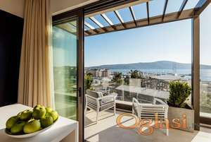 Ekskluzivni penthouse s panoramskim pogledom na more u Porto Montenegro