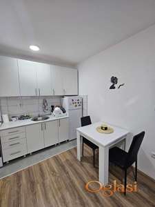 Adice-useljiva garsonjera 250 evra