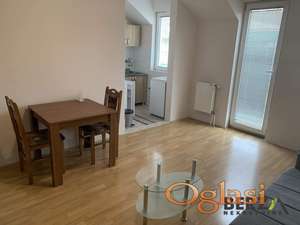 NAMEŠTENA GARSONJERA U ŠIREM CENTRU GRADA 